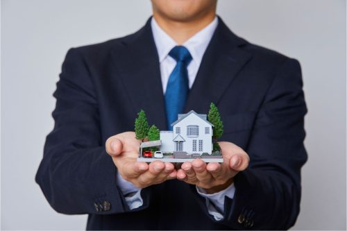 A real estate agent presents a model home to illustrate how to choose a real estate agent.